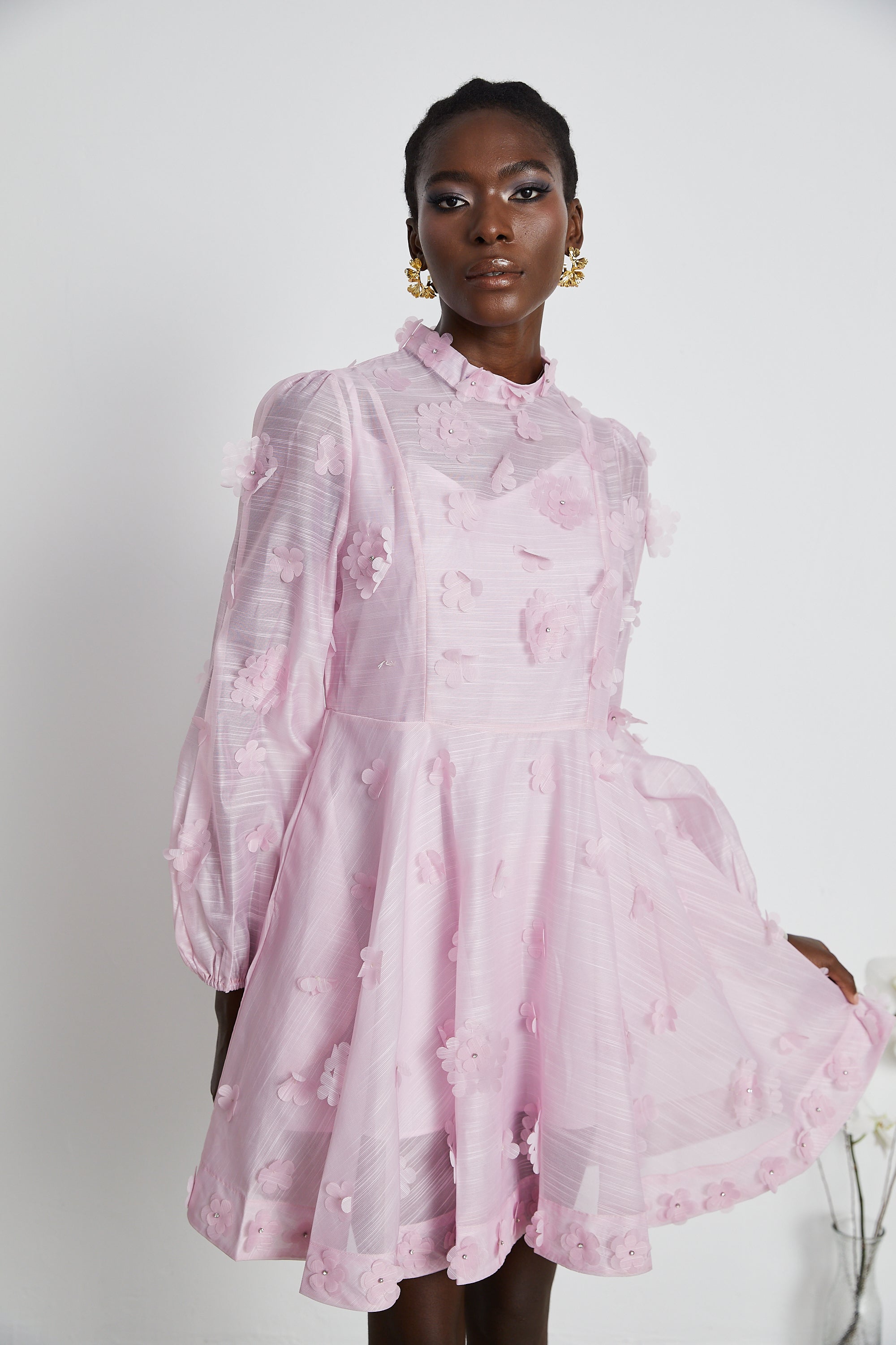 Stilla | Pink Floral Appliqué Mini Kjole Hot på udsalg