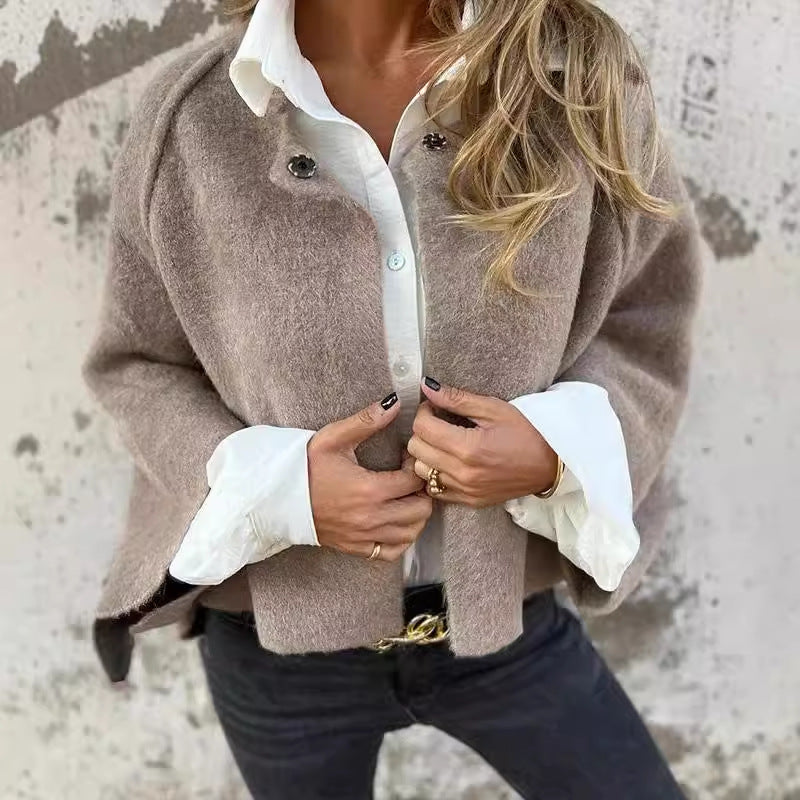 Stilla | Elegant Kort Frakke Med Klokkeærmer For En Fikset Stil Hot på udsalg