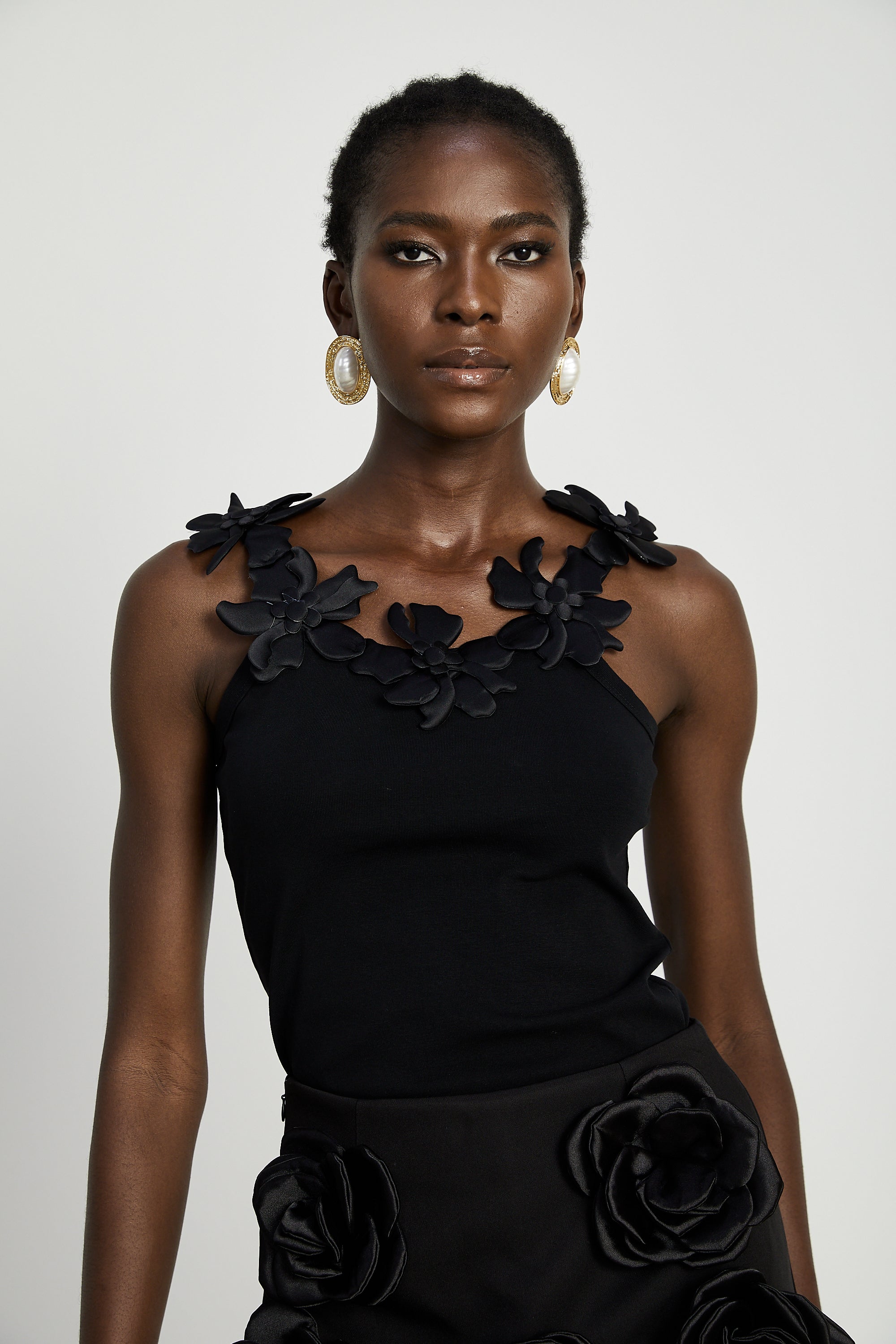 Stilla | Sort Faux Blomst Top Levere