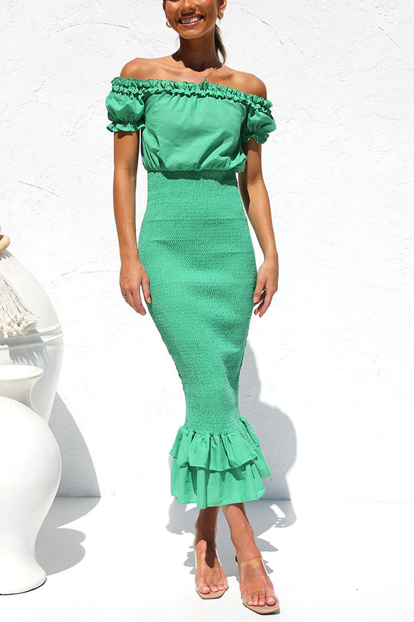 Stilla | Mermaid Silhouette Off Shoulder Smocked Midi Kjole