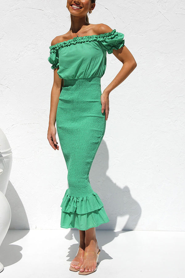 Stilla | Mermaid Silhouette Off Shoulder Smocked Midi Kjole