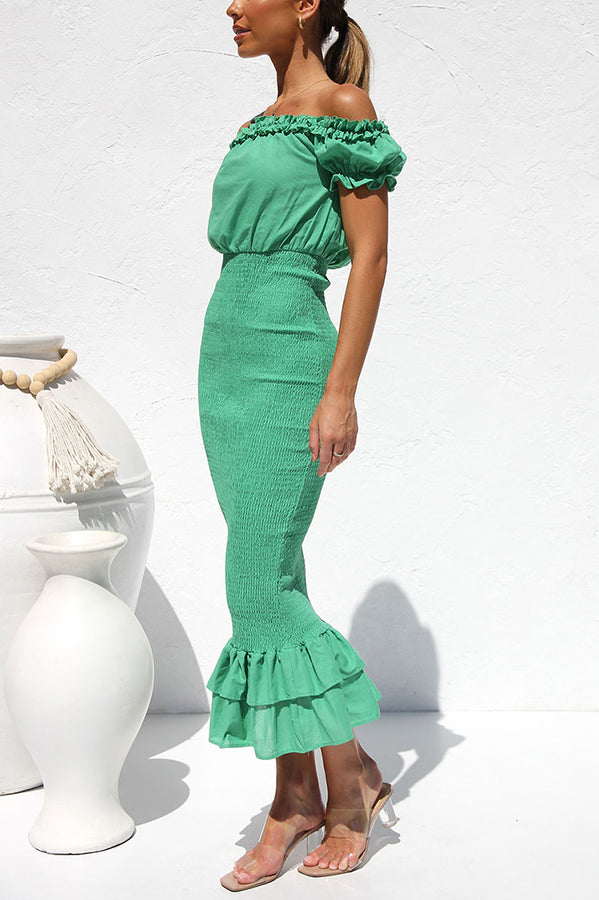 Stilla | Mermaid Silhouette Off Shoulder Smocked Midi Kjole