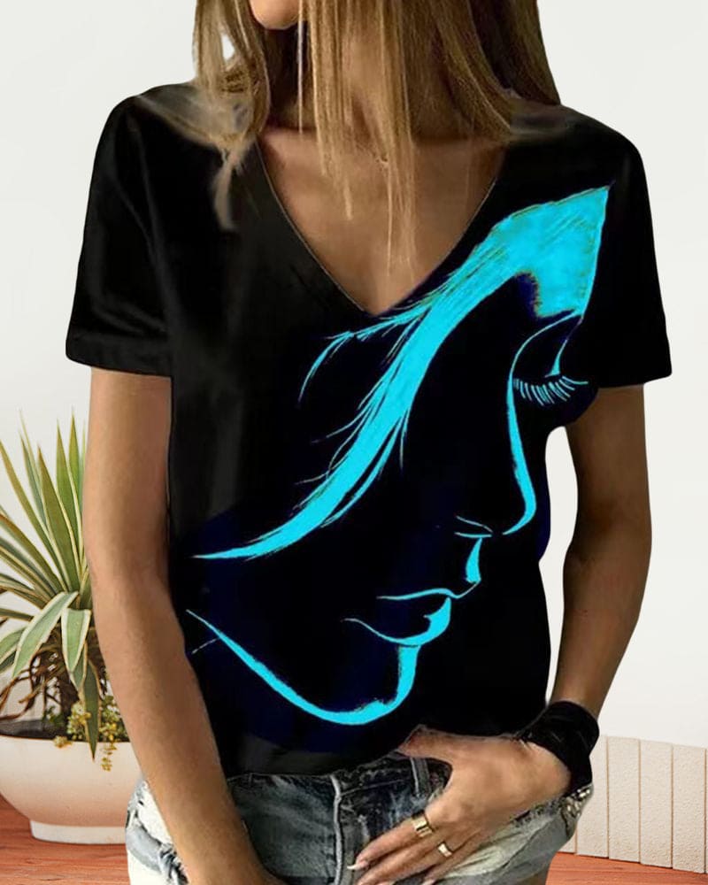 Stilla | T-shirt med V-hals og figurtryk