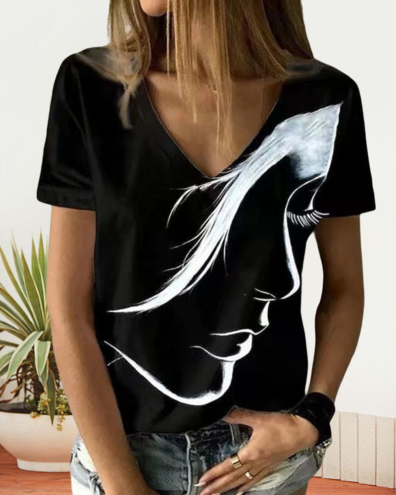 Stilla | T-shirt med V-hals og figurtryk