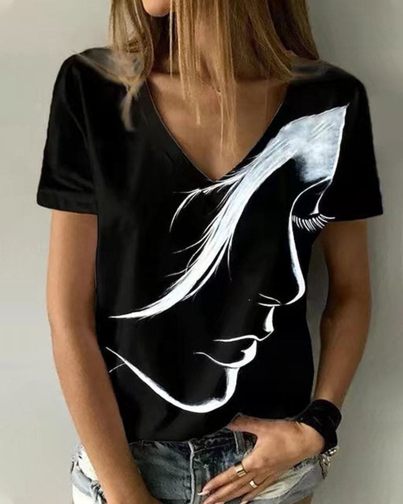 Stilla | T-shirt med V-hals og figurtryk