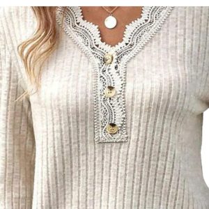 Stilla | Ribstrikket Henley med Blondestof Detaljer