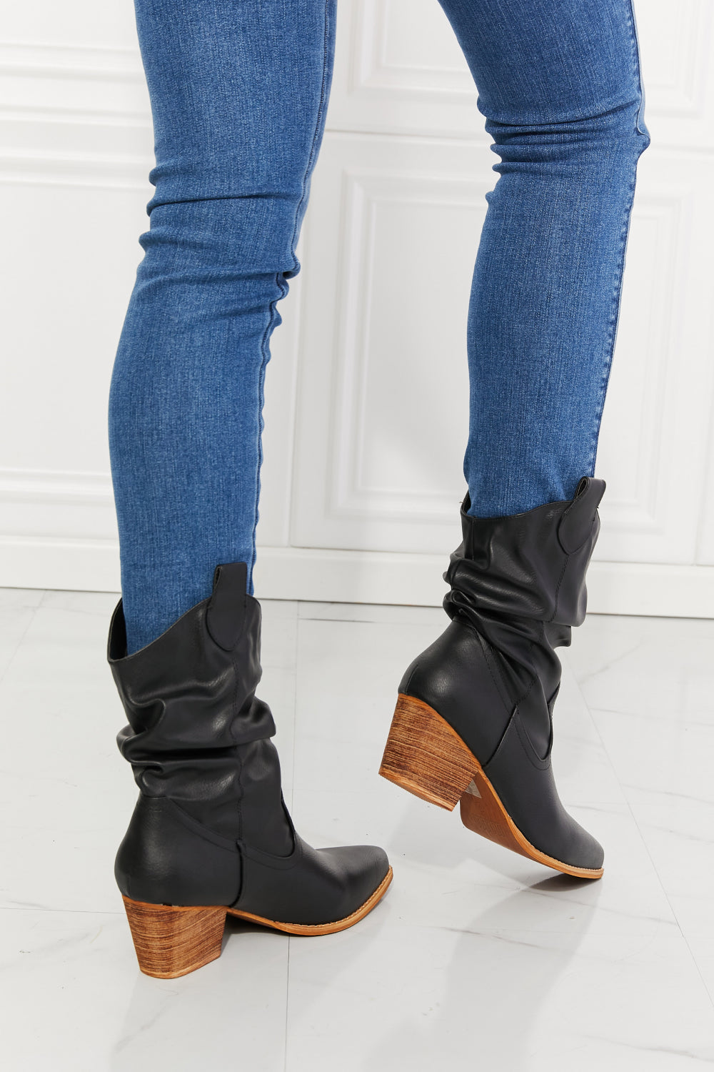 Stilla | Elegant og Detaljeret Støtte Støvle