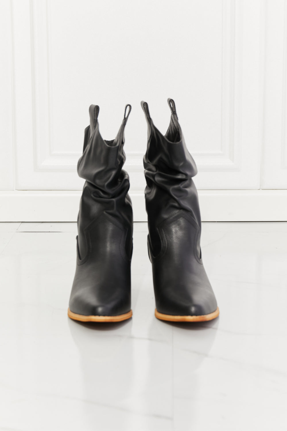 Stilla | Elegant og Detaljeret Støtte Støvle