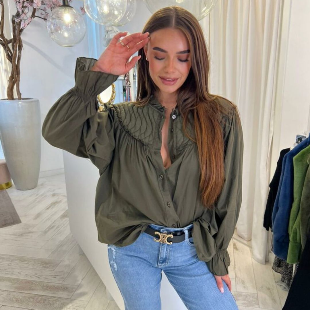 Stilla | Rynket skulderbluse med knapper