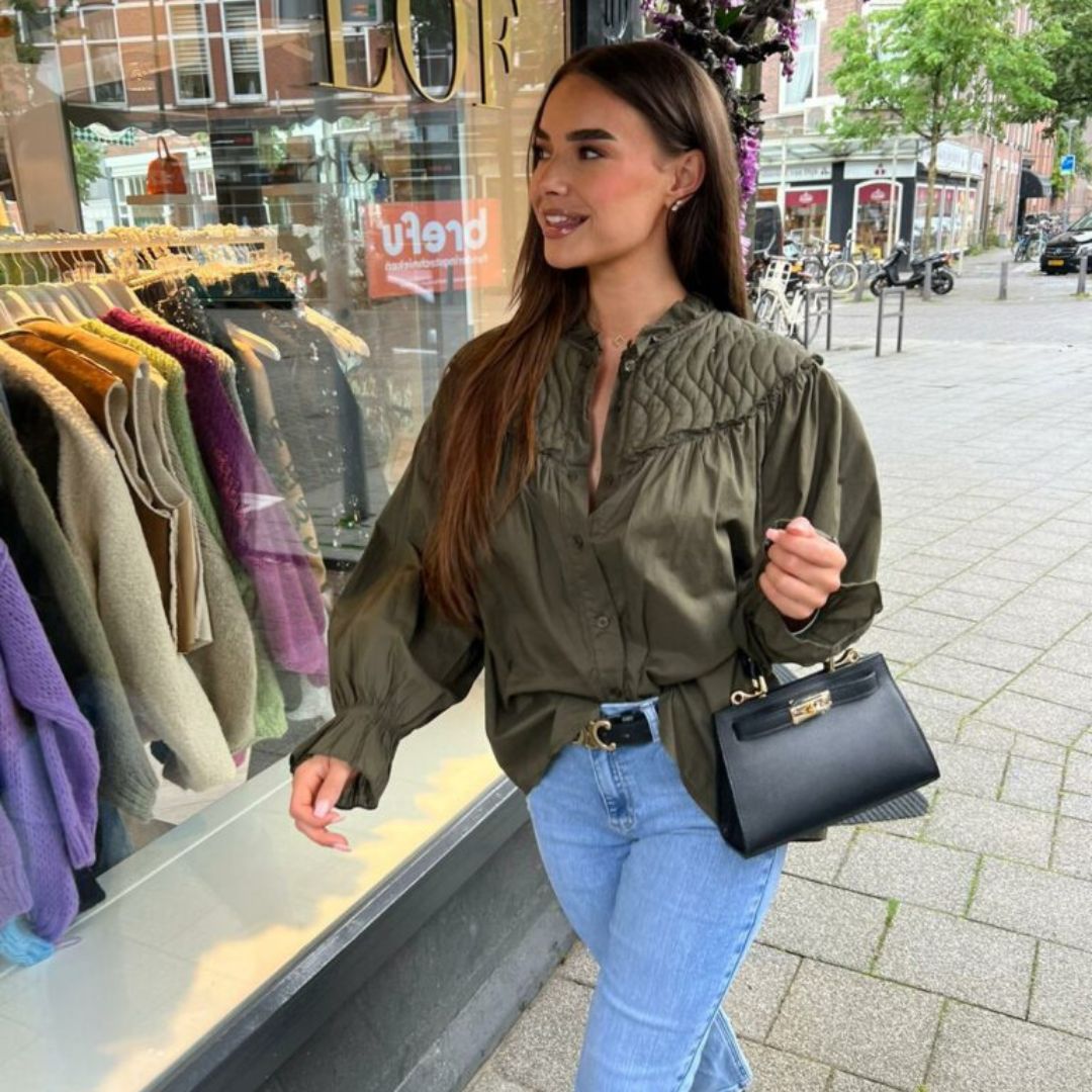 Stilla | Rynket skulderbluse med knapper