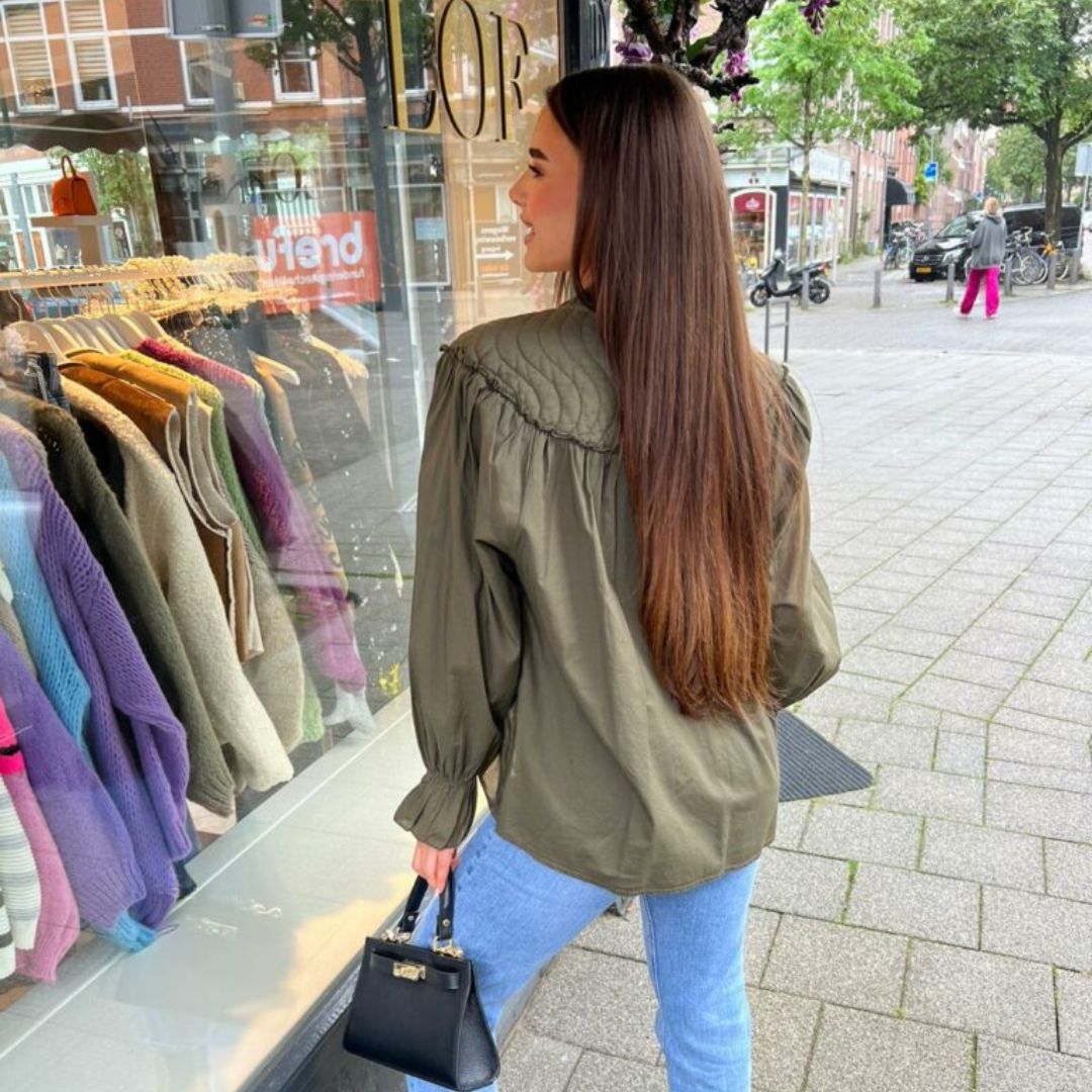 Stilla | Rynket skulderbluse med knapper