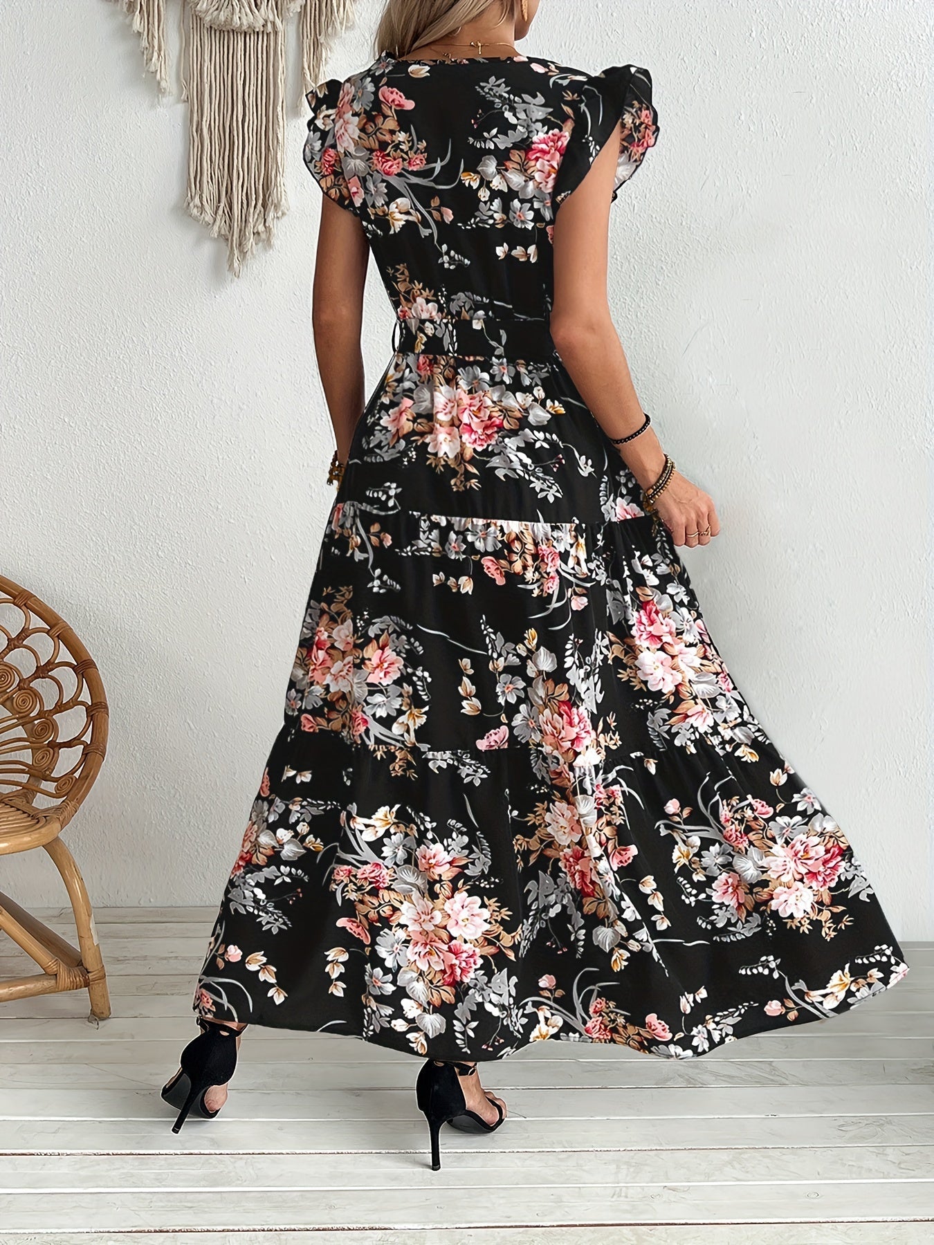 Stilla | Sort Kjole Med Blomstret Print Og Bælte. Elegant Sommerkjole