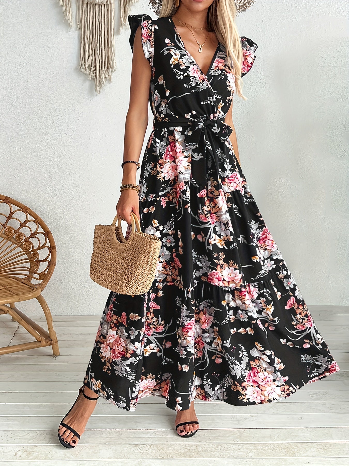 Stilla | Sort Kjole Med Blomstret Print Og Bælte. Elegant Sommerkjole