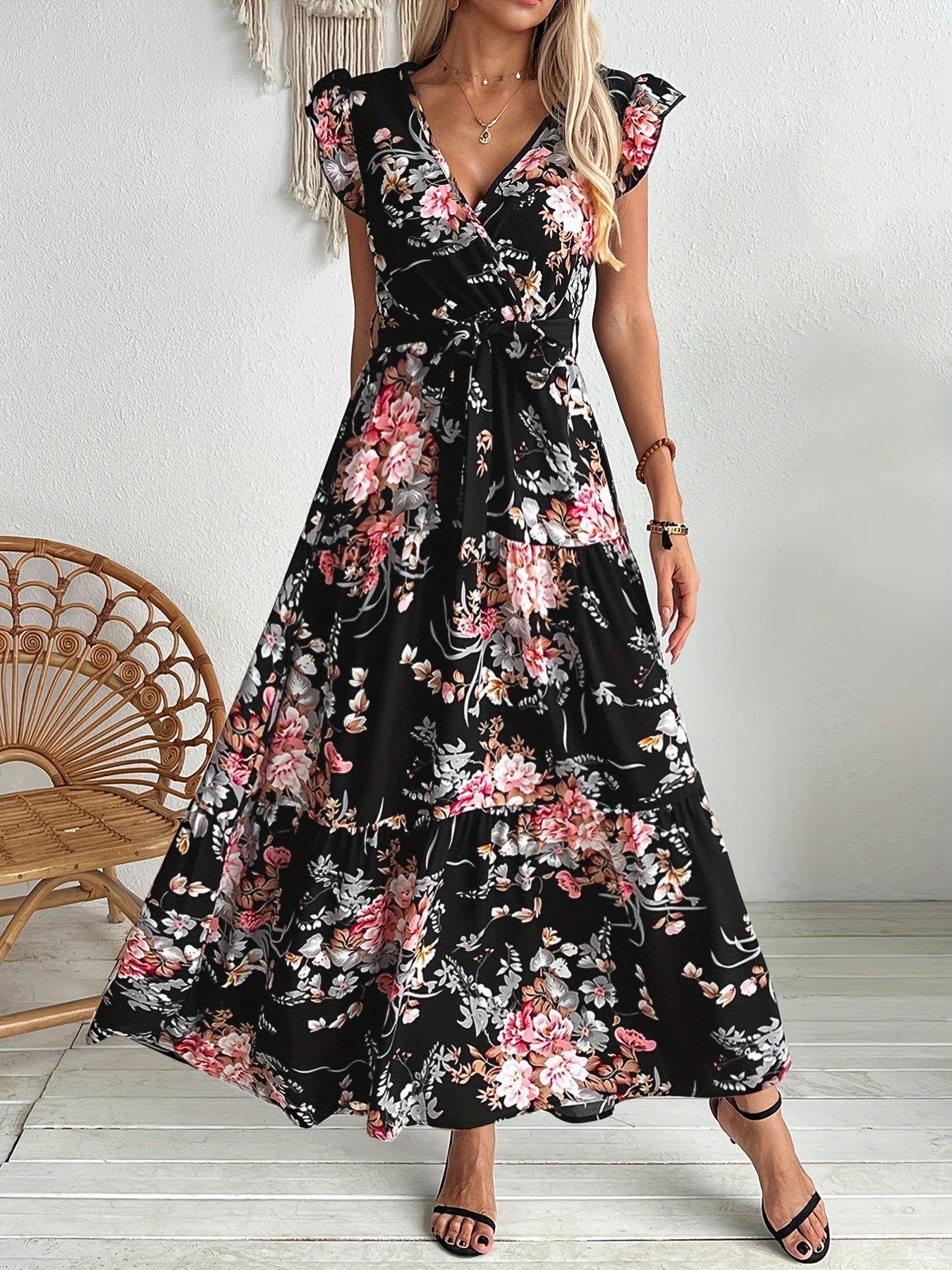 Stilla | Sort Kjole Med Blomstret Print Og Bælte. Elegant Sommerkjole