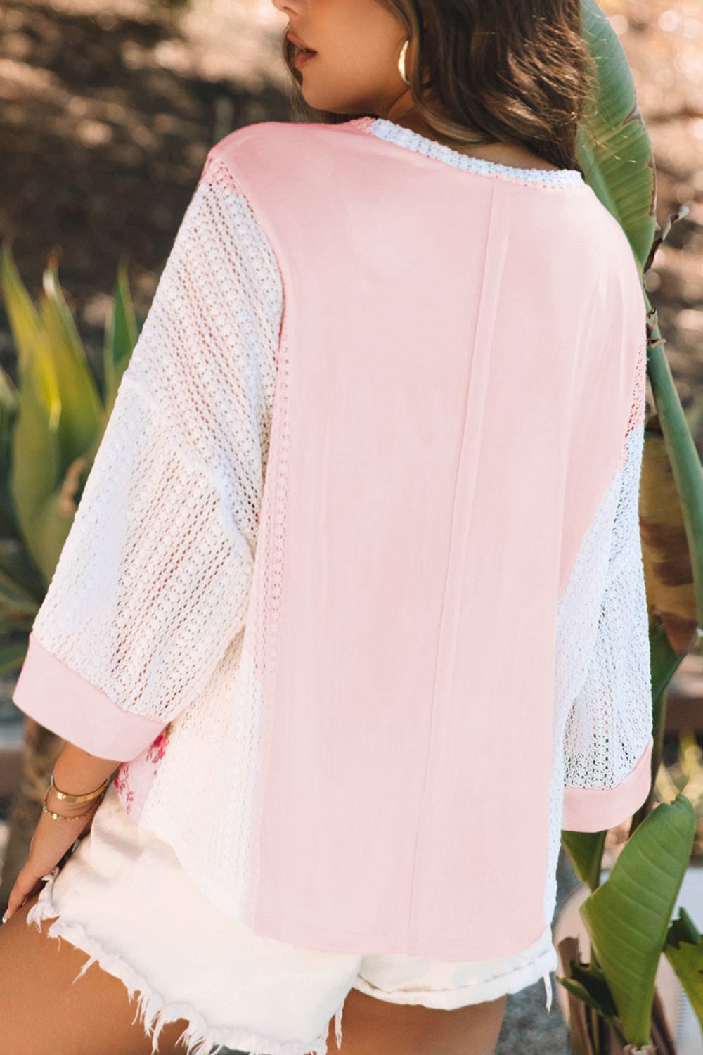 Stilla | Gennembrudt floral V-hals bluse med tre fjerdedele ærmer