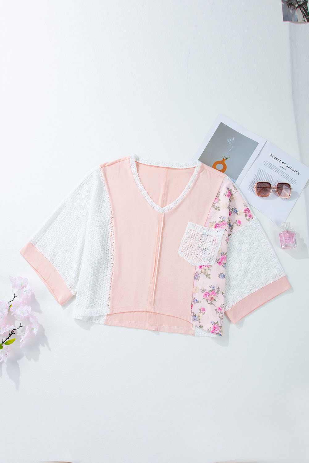Stilla | Gennembrudt floral V-hals bluse med tre fjerdedele ærmer
