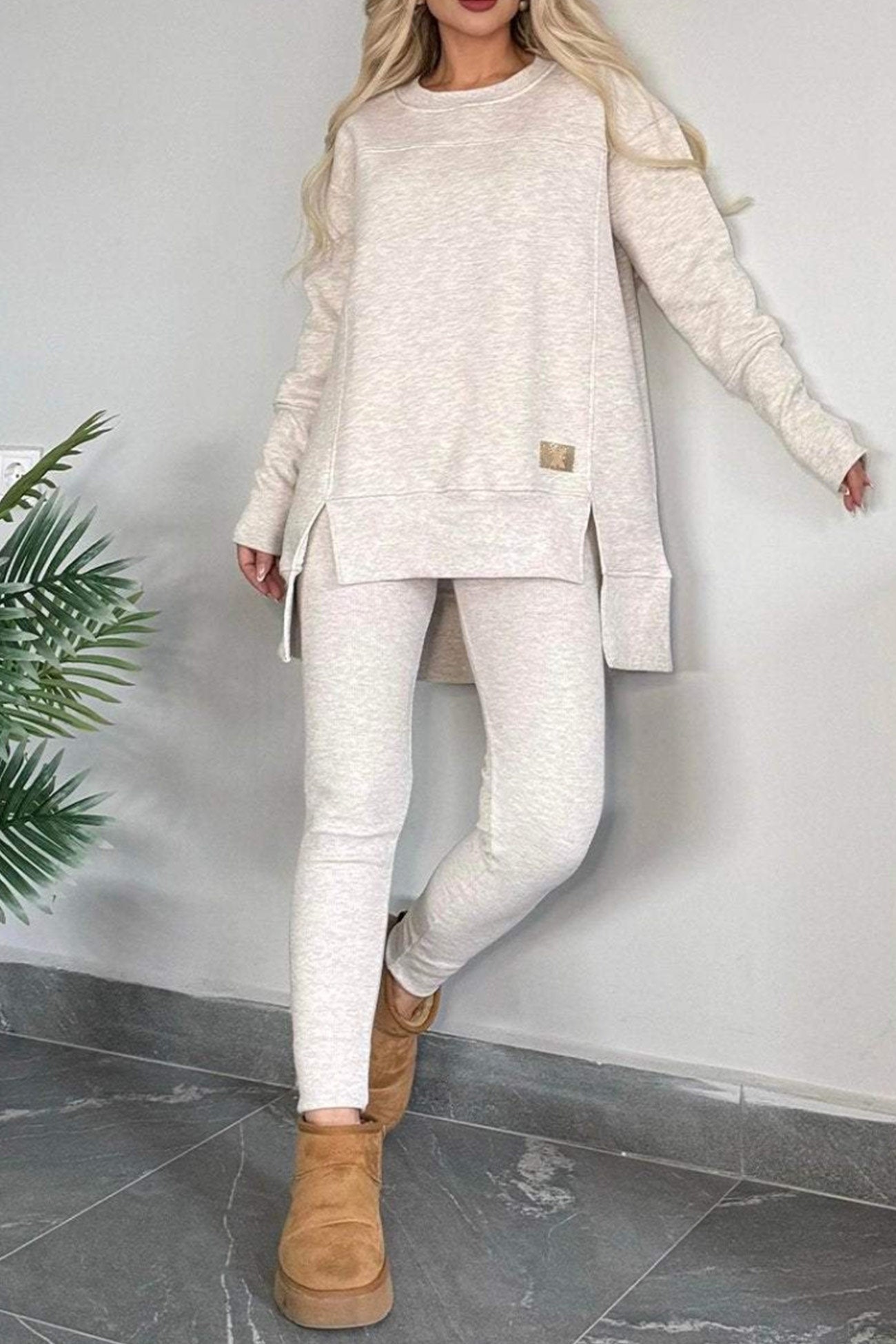 Stilla | Sweatshirt og Skinny Jeans Sæt Med Slids og Asymmetrisk Kant