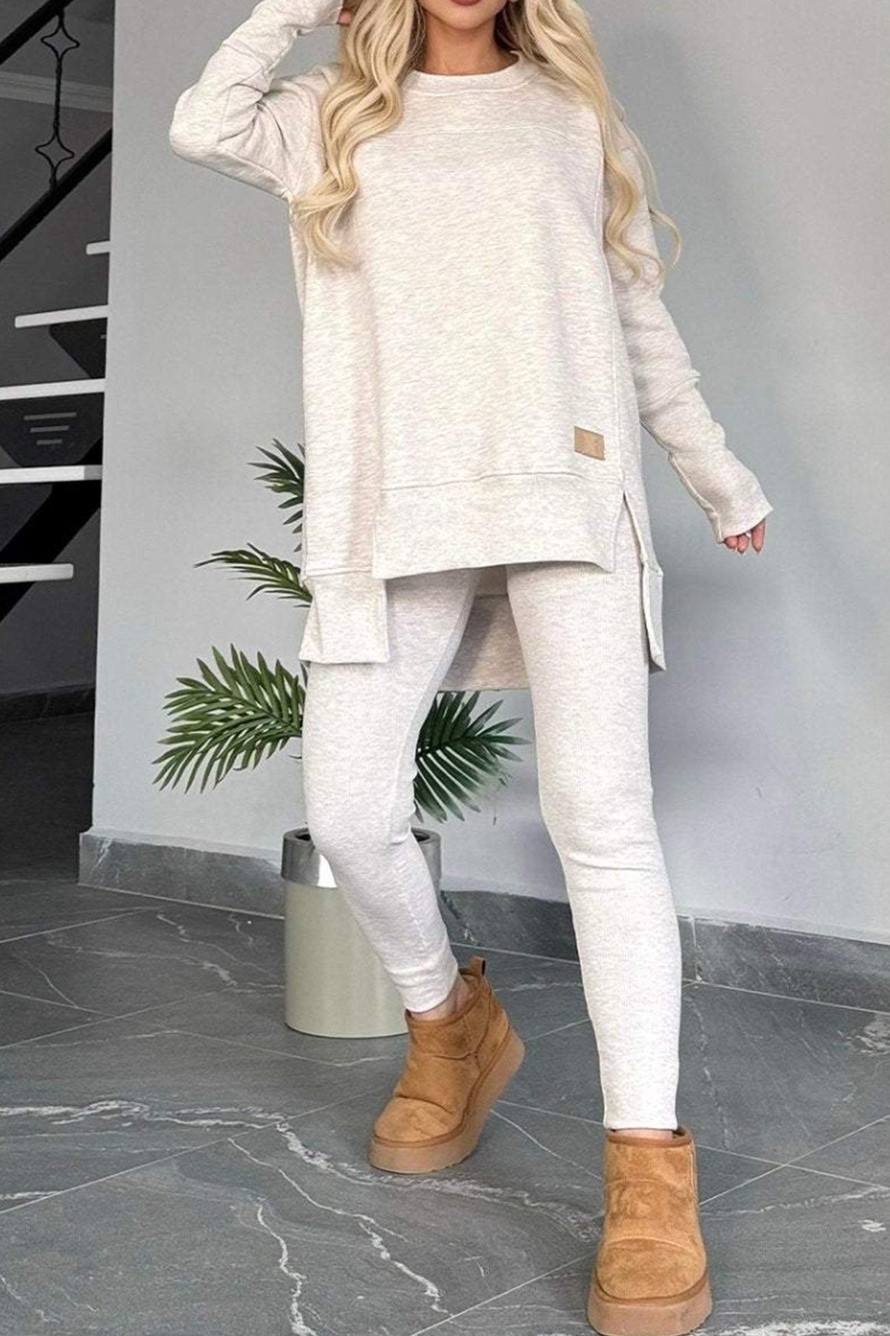 Stilla | Sweatshirt og Skinny Jeans Sæt Med Slids og Asymmetrisk Kant