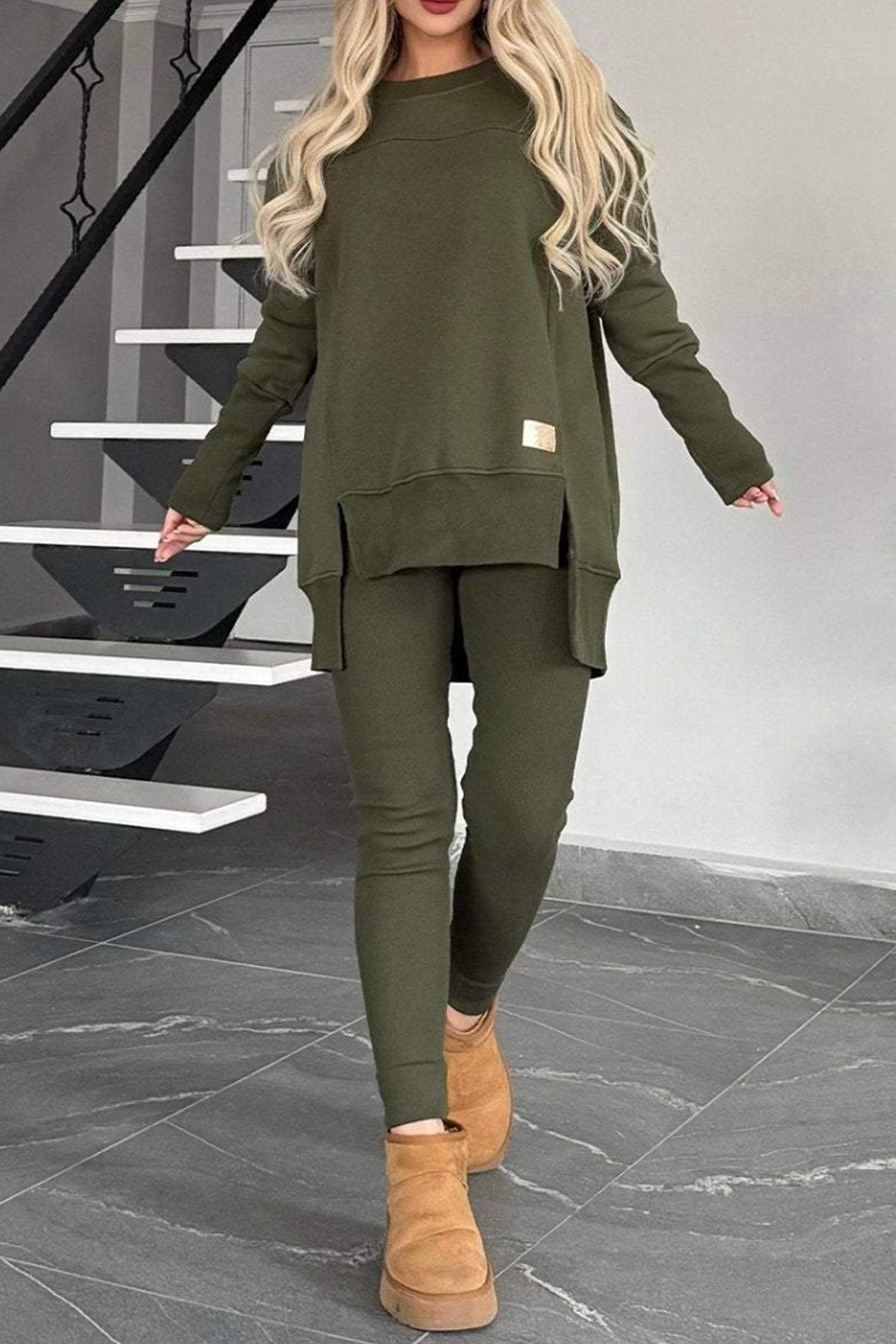 Stilla | Sweatshirt og Skinny Jeans Sæt Med Slids og Asymmetrisk Kant