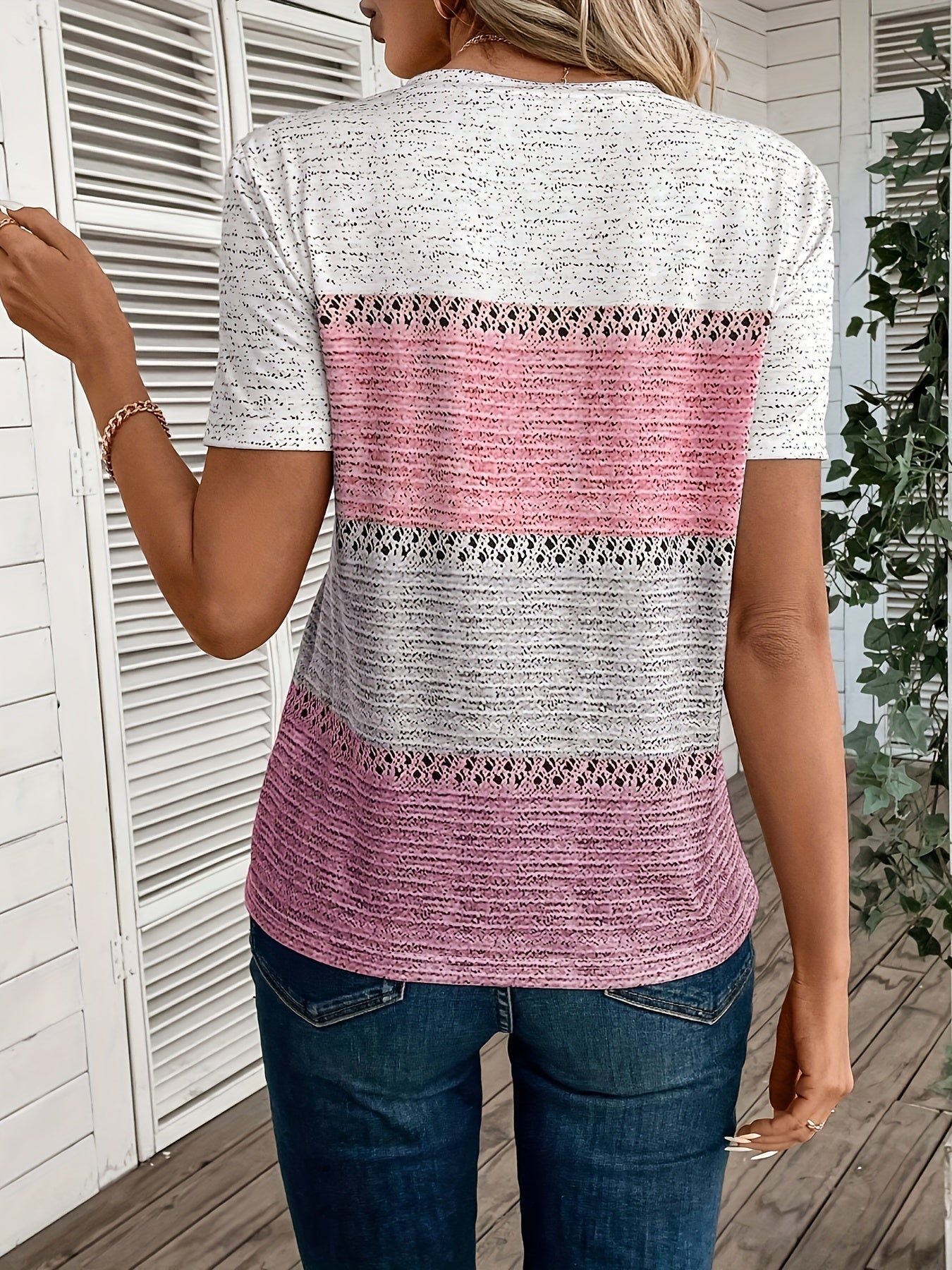 Stilla | T-Shirt Med V-Udskæring, Kortærmet Og Farveblokke. Blødt Polyester, Åndbart