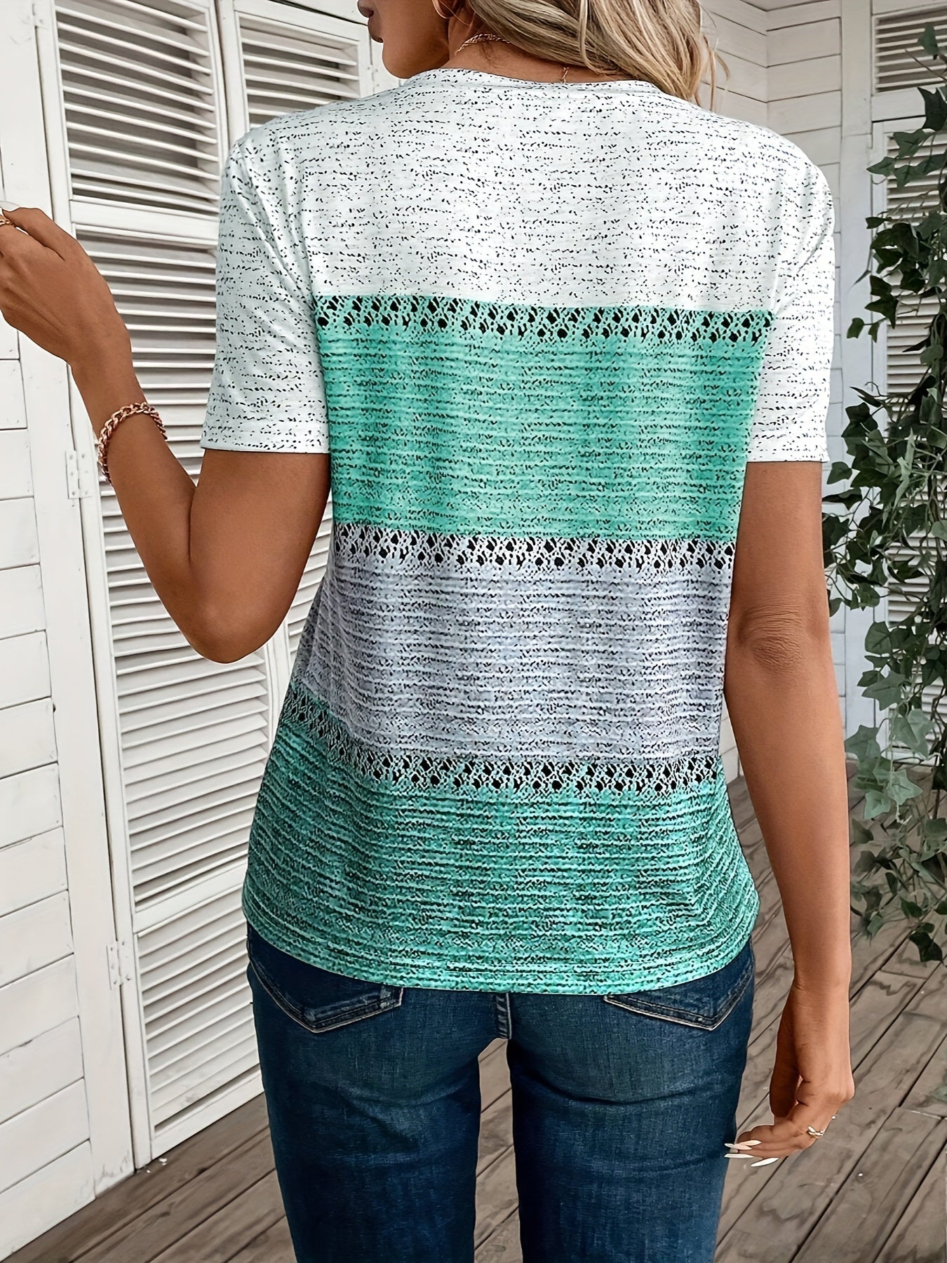 Stilla | T-Shirt Med V-Udskæring, Kortærmet Og Farveblokke. Blødt Polyester, Åndbart