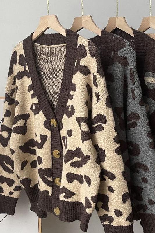 Stilla | Leopard Print Blød Strikket V-hals Striktrøje
