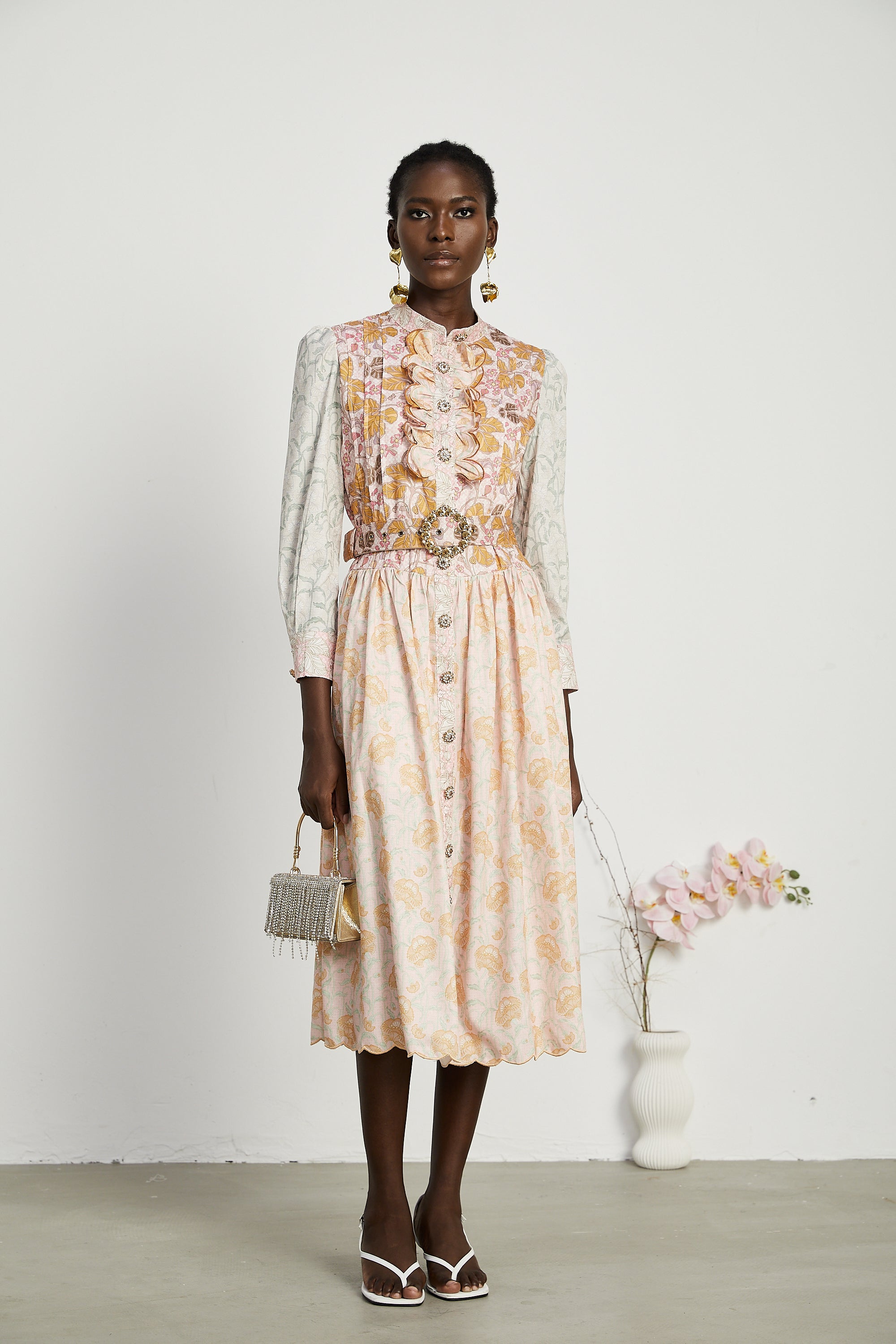 Stilla | Plisseret Pastel Blomsterprint Midi Kjole