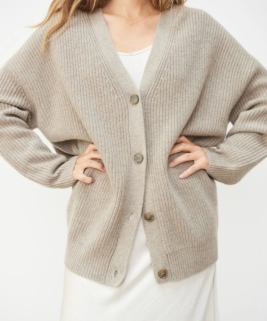 Stilla | V-udskæring-strikjakke til feminine looks