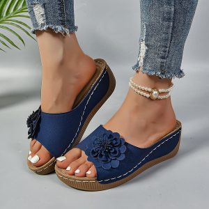 Stilla | Sandaler Med Kilehæl, Komfortable Slip on Sko Med Blomsterudsmykning