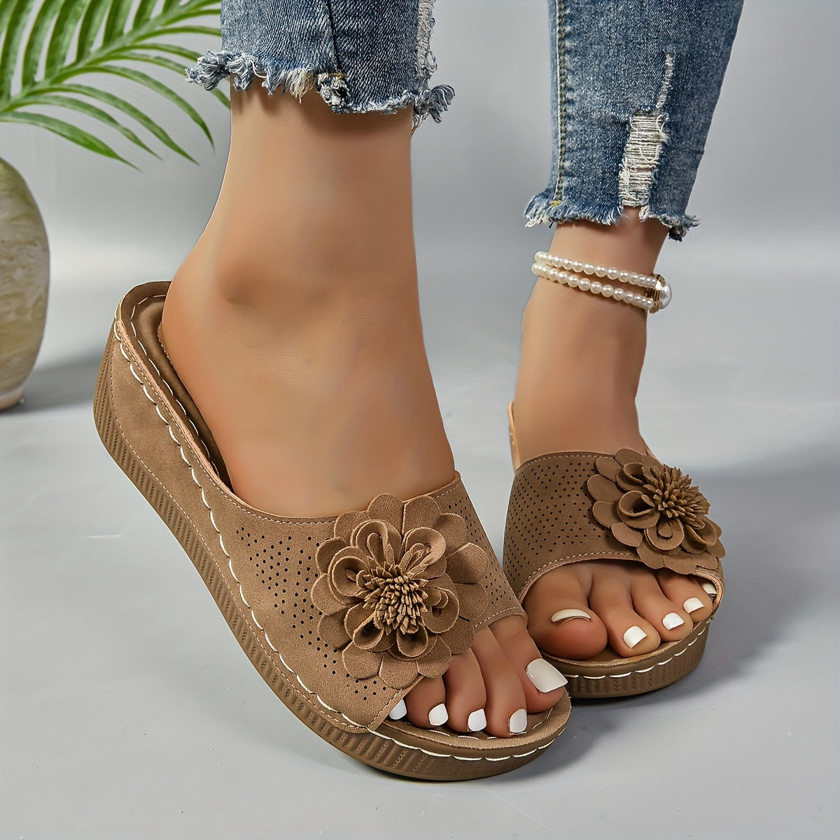 Stilla | Sandaler Med Kilehæl, Komfortable Slip on Sko Med Blomsterudsmykning