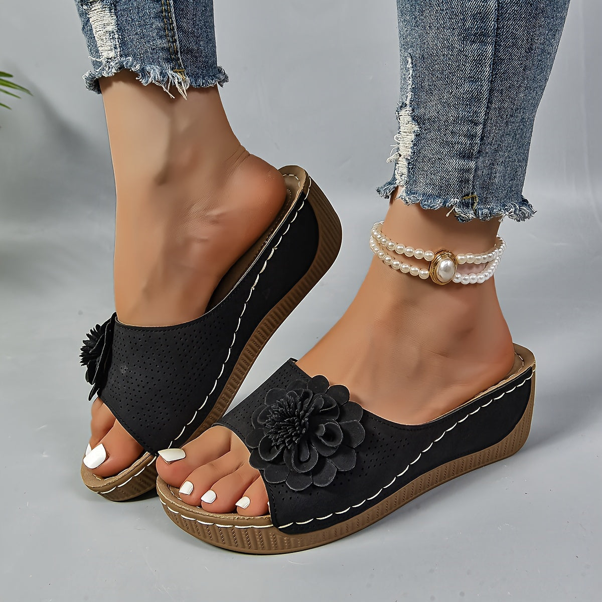 Stilla | Sandaler Med Kilehæl, Komfortable Slip on Sko Med Blomsterudsmykning