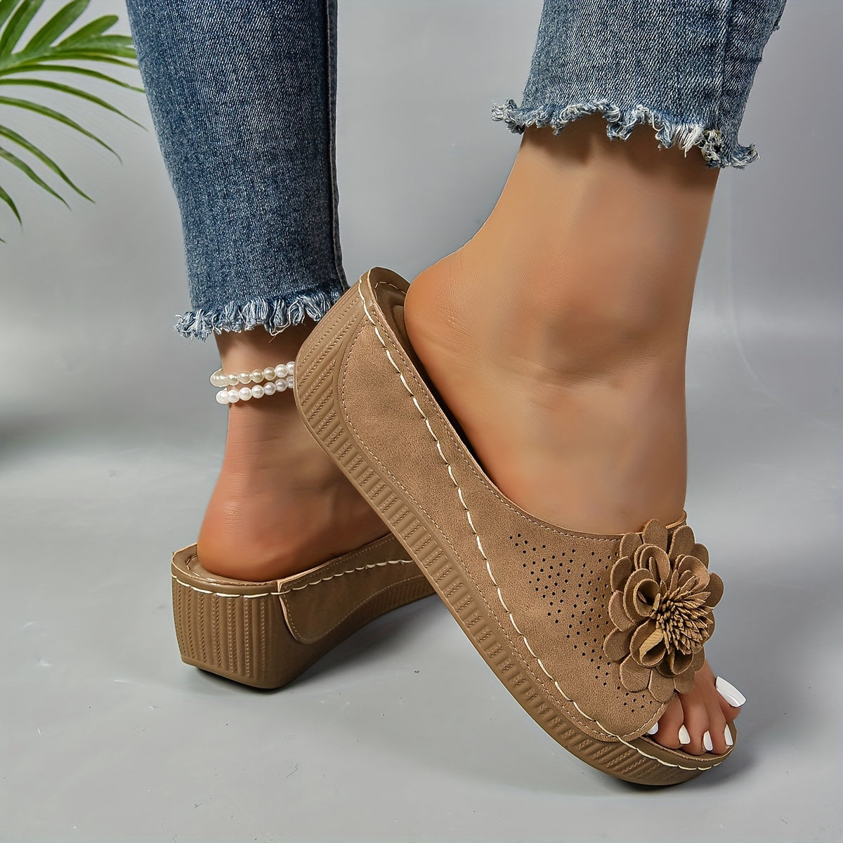Stilla | Sandaler Med Kilehæl, Komfortable Slip on Sko Med Blomsterudsmykning