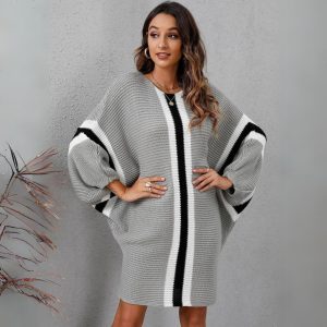 Stilla | Oversized strik poncho med stribet accent