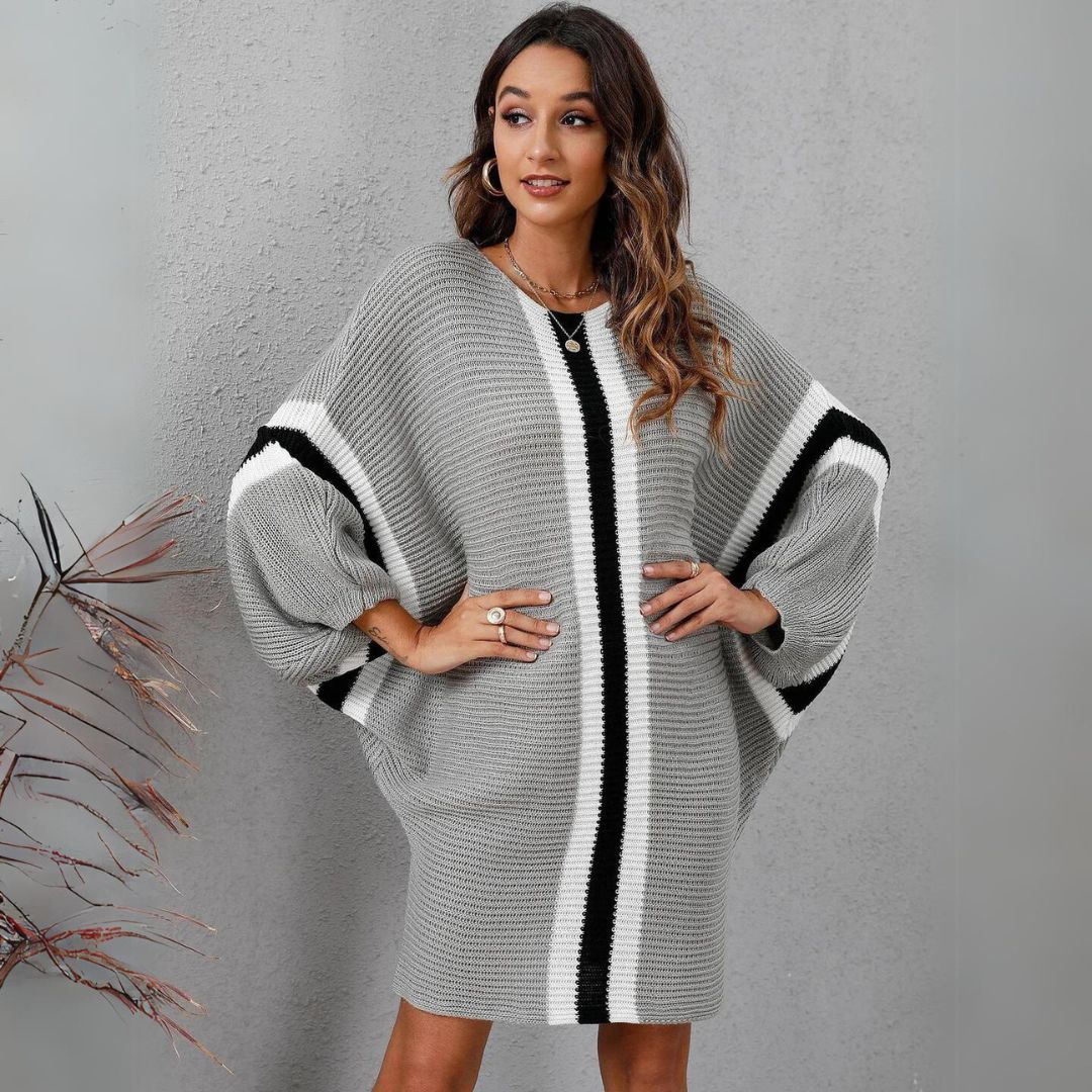 Stilla | Oversized strik poncho med stribet accent