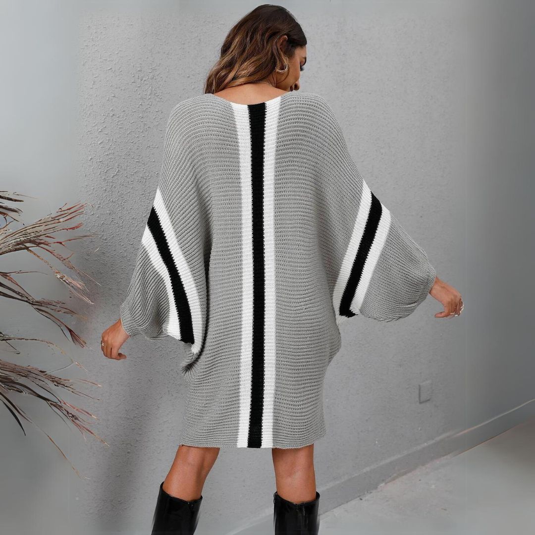 Stilla | Oversized strik poncho med stribet accent