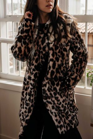 Stilla | Midi-frakke Med Lange Ærmer Af Kunstpels Med Leopardmønstret Revers