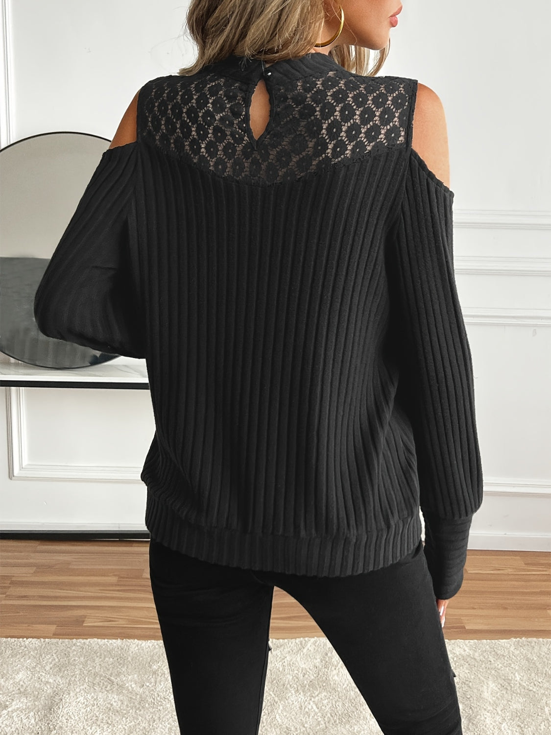 Stilla | Spids Detalje Mock Neck Cold Shoulder T-Shirt Online nu