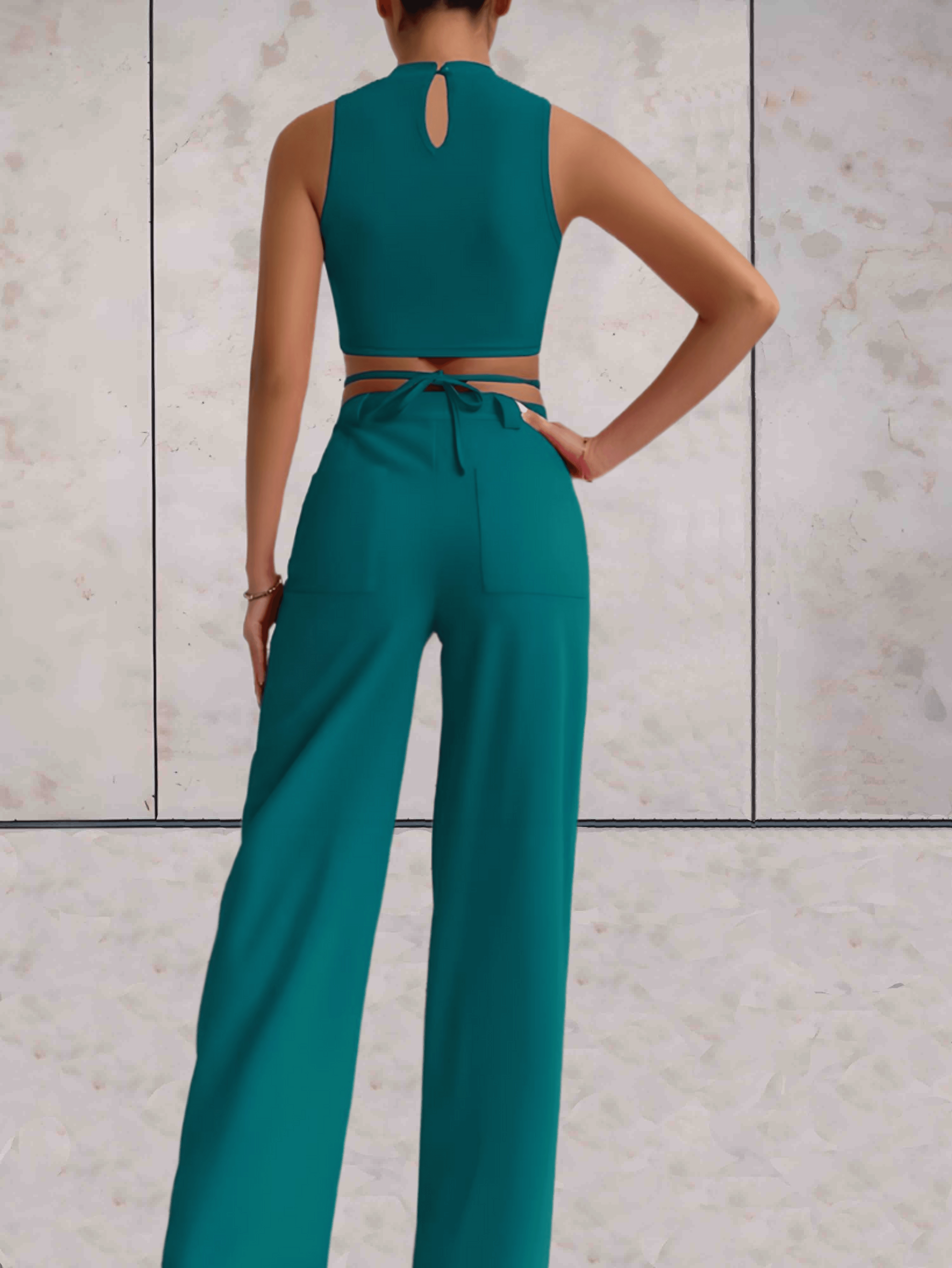 Stilla | Sæt Crop Til Toppen Med Krydsdetaljer & Højtaljede Vide Bukser Elegante Look