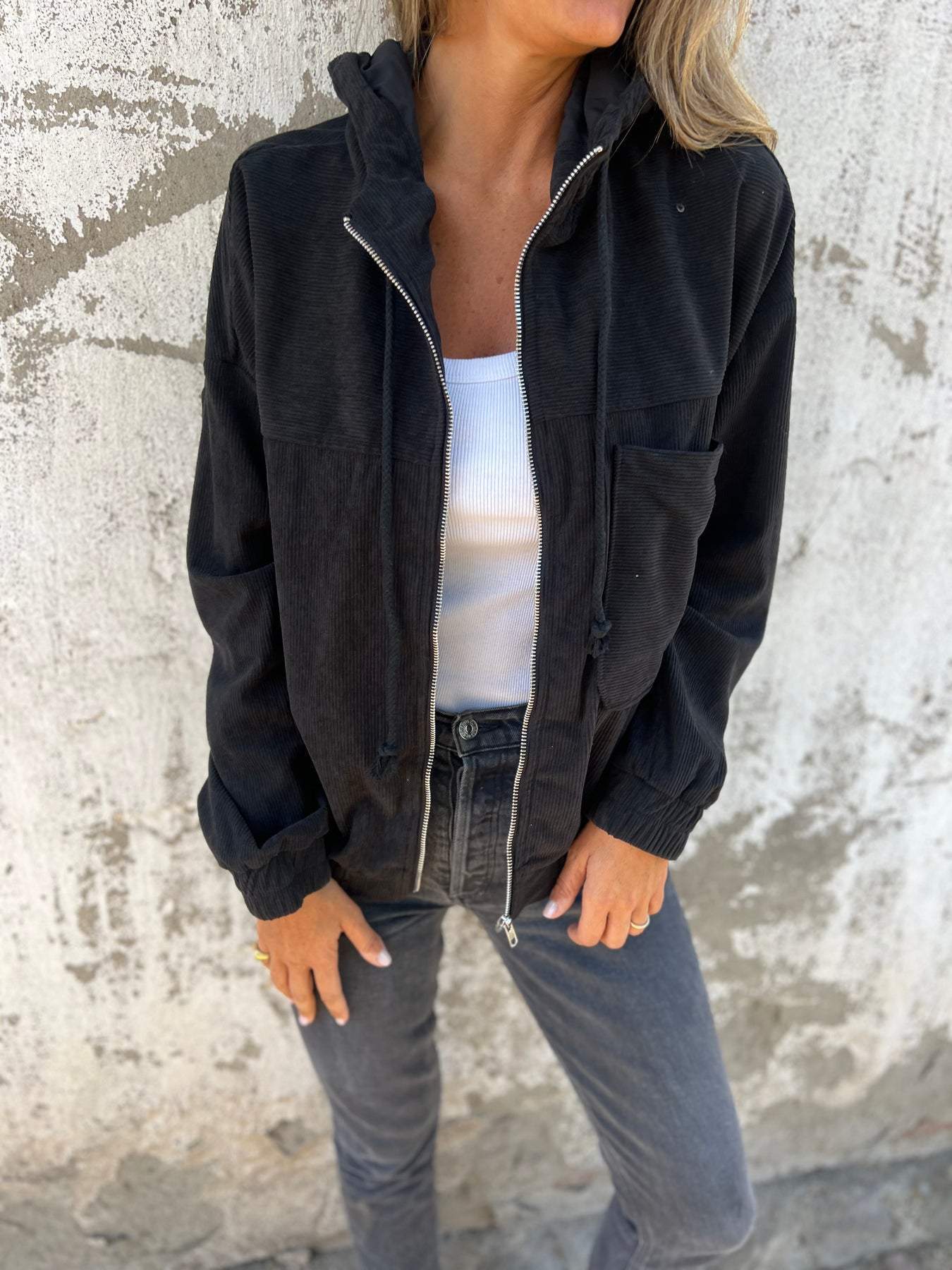 stilla-casual-jakke-med-huva-och-dragkedja_3.jpg Stilla | Casual jakke med huva och dragkedja