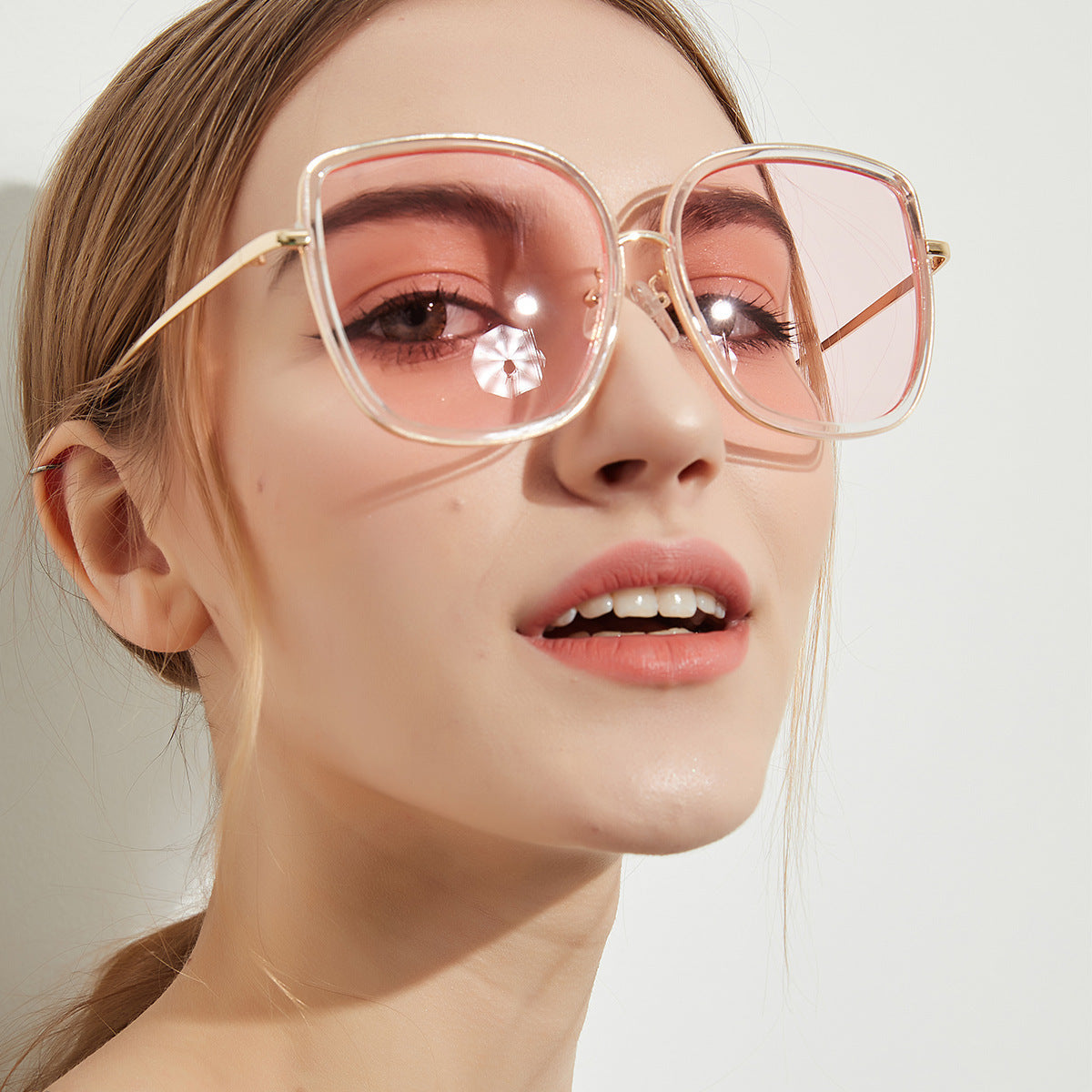 Stilla | Vintage Solbrille Med Gennemsigtig Ramme Og Farverige Linser