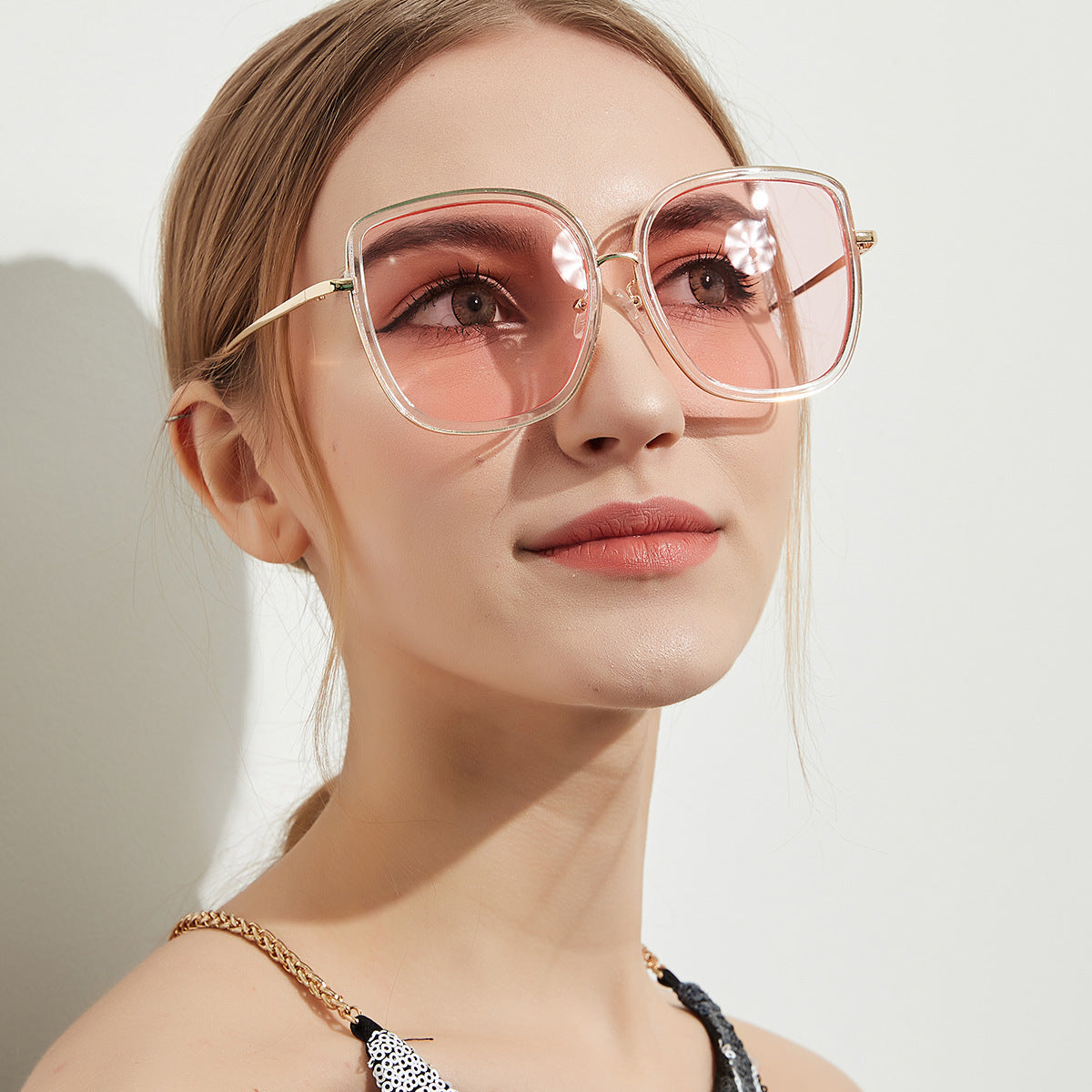 Stilla | Vintage Solbrille Med Gennemsigtig Ramme Og Farverige Linser