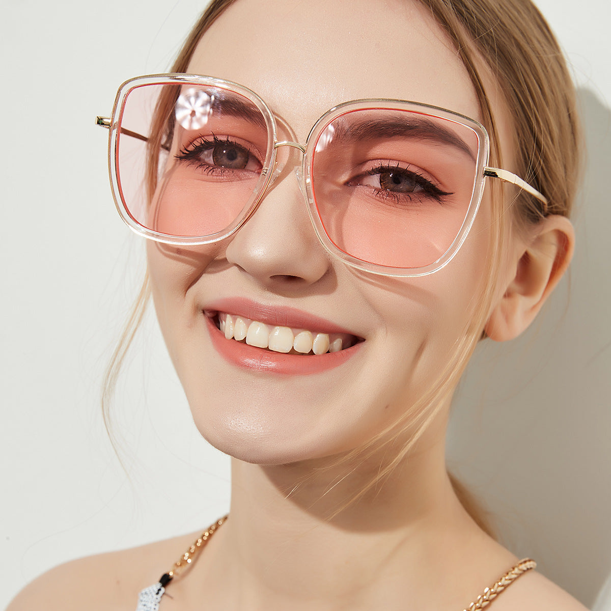 Stilla | Vintage Solbrille Med Gennemsigtig Ramme Og Farverige Linser
