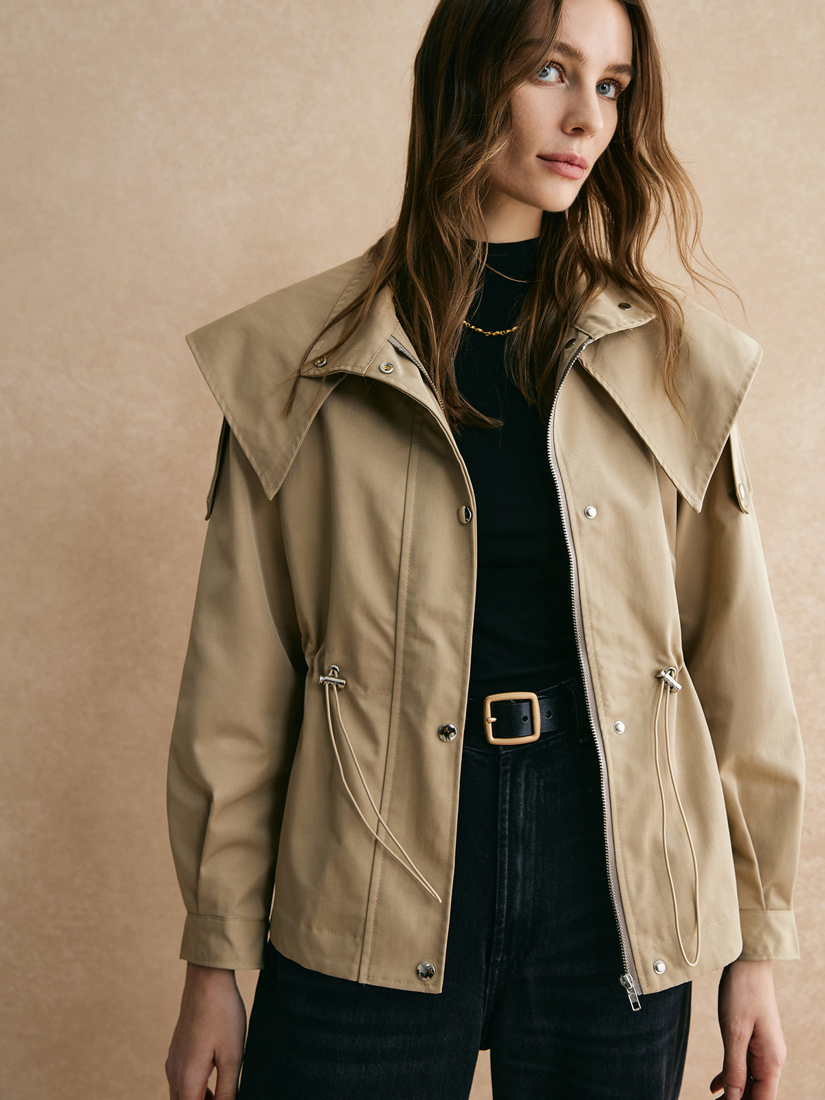 Stilla | Kort Trenchcoat Med Justerbar Talje Til Damer