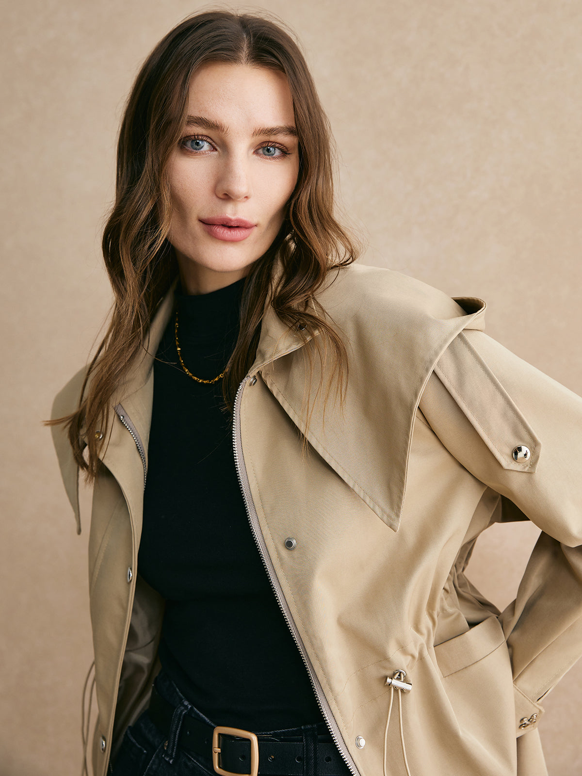 Stilla | Kort Trenchcoat Med Justerbar Talje Til Damer