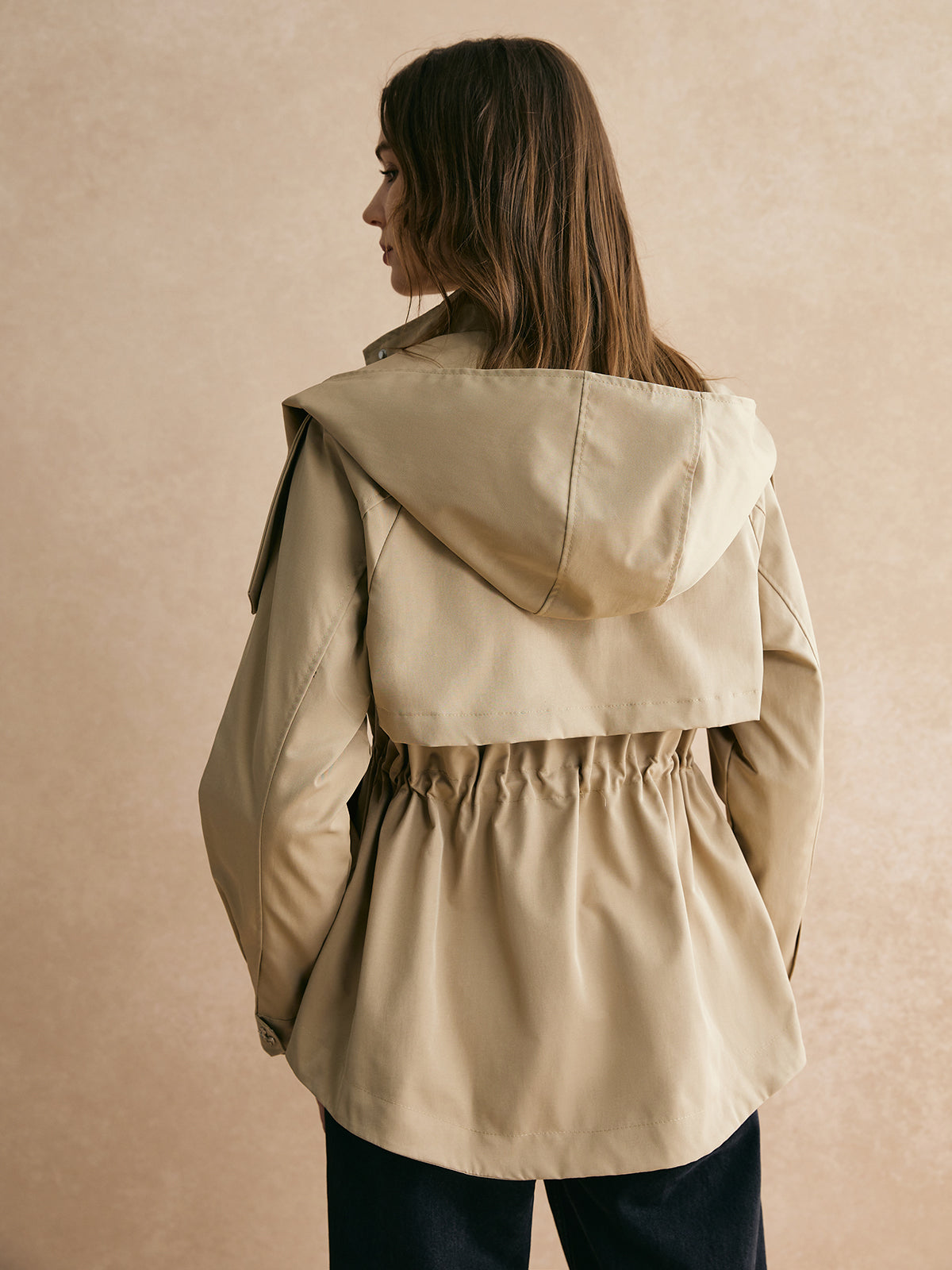 Stilla | Kort Trenchcoat Med Justerbar Talje Til Damer