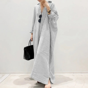 Stilla | Elegant Sort Stribet Skjortekjole Med Knapper