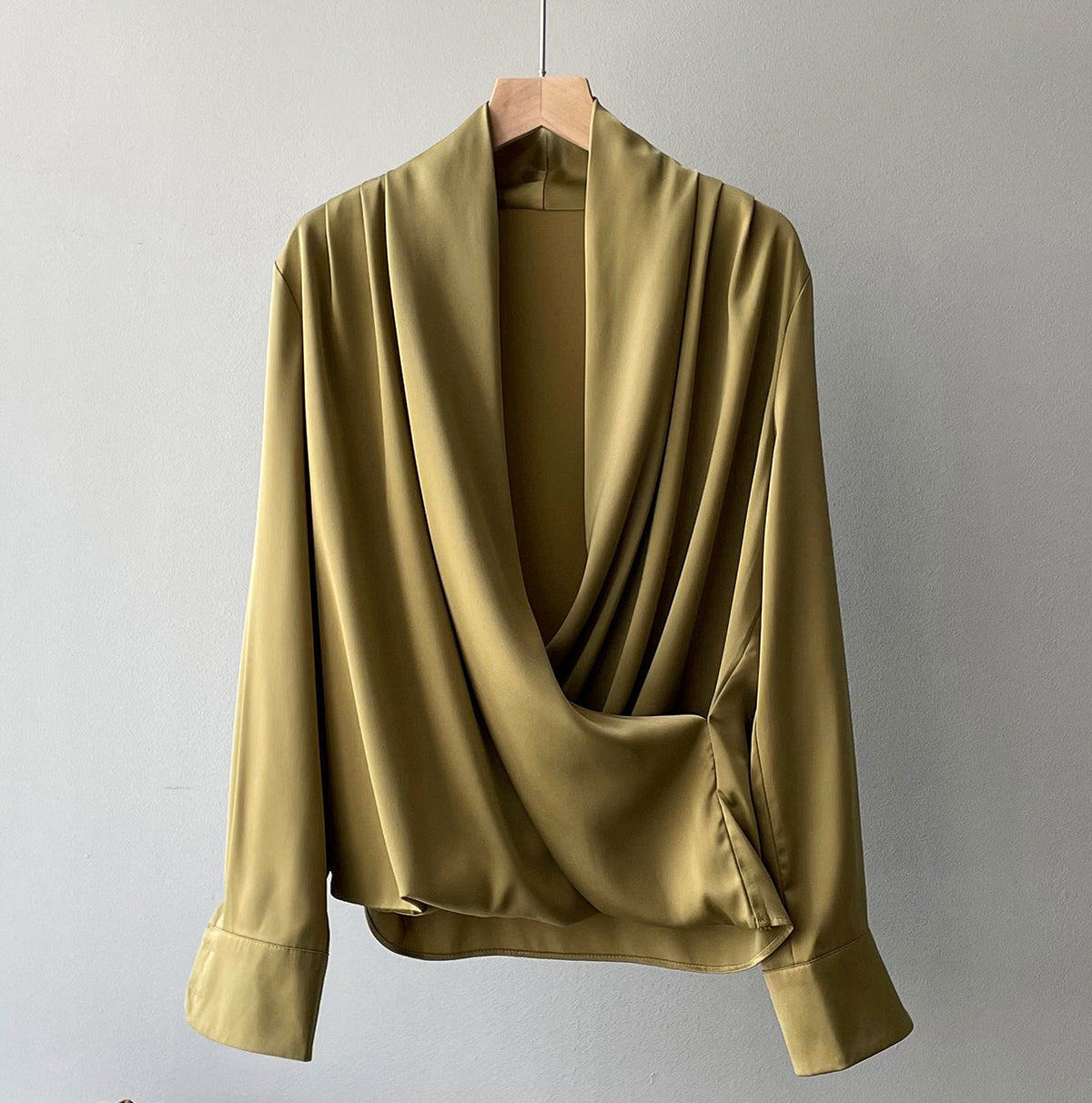 Stilla | Glat Satin Bluse på udsalg