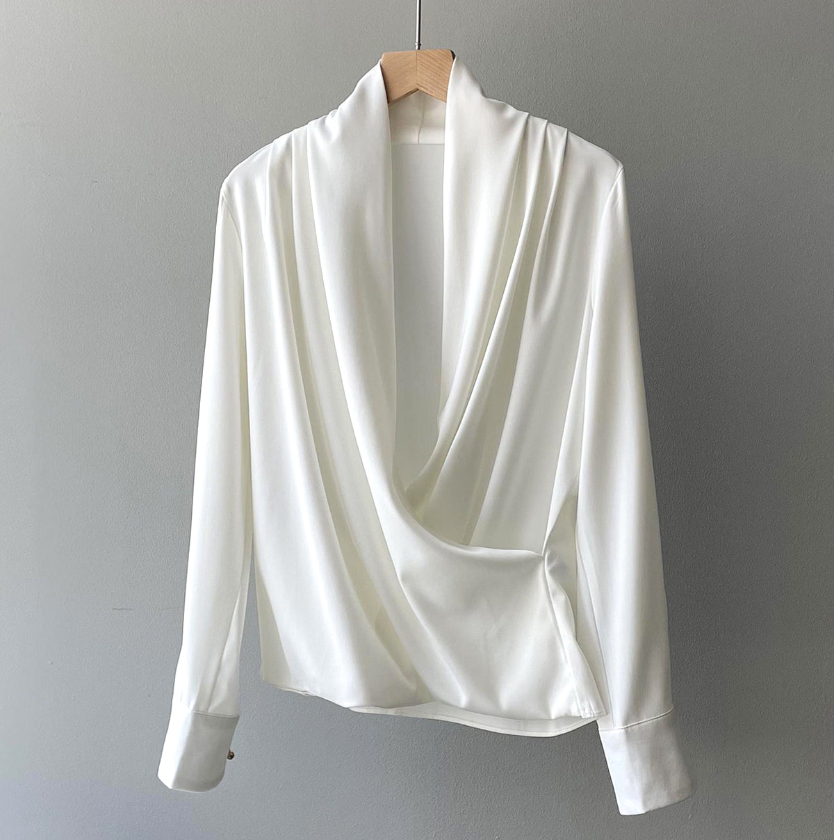 Stilla | Glat Satin Bluse på udsalg