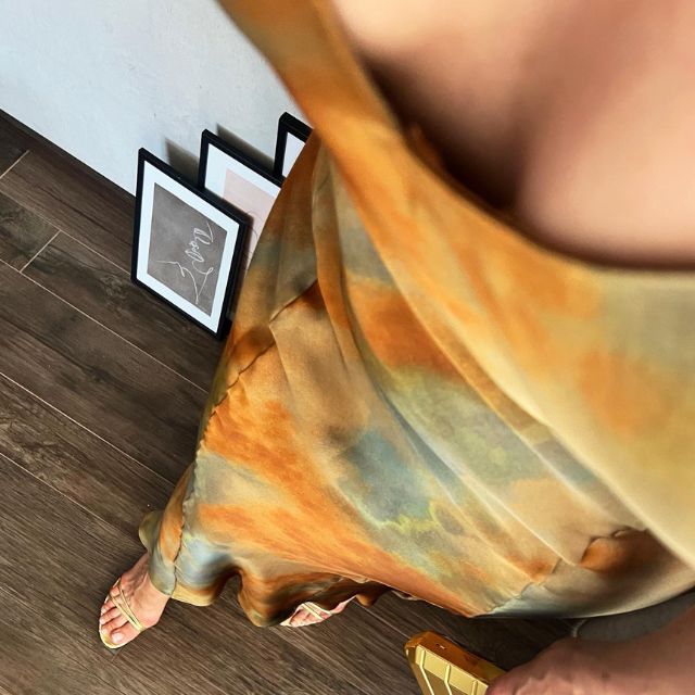 Stilla | Elegant satin maxi kjole med akvarel print