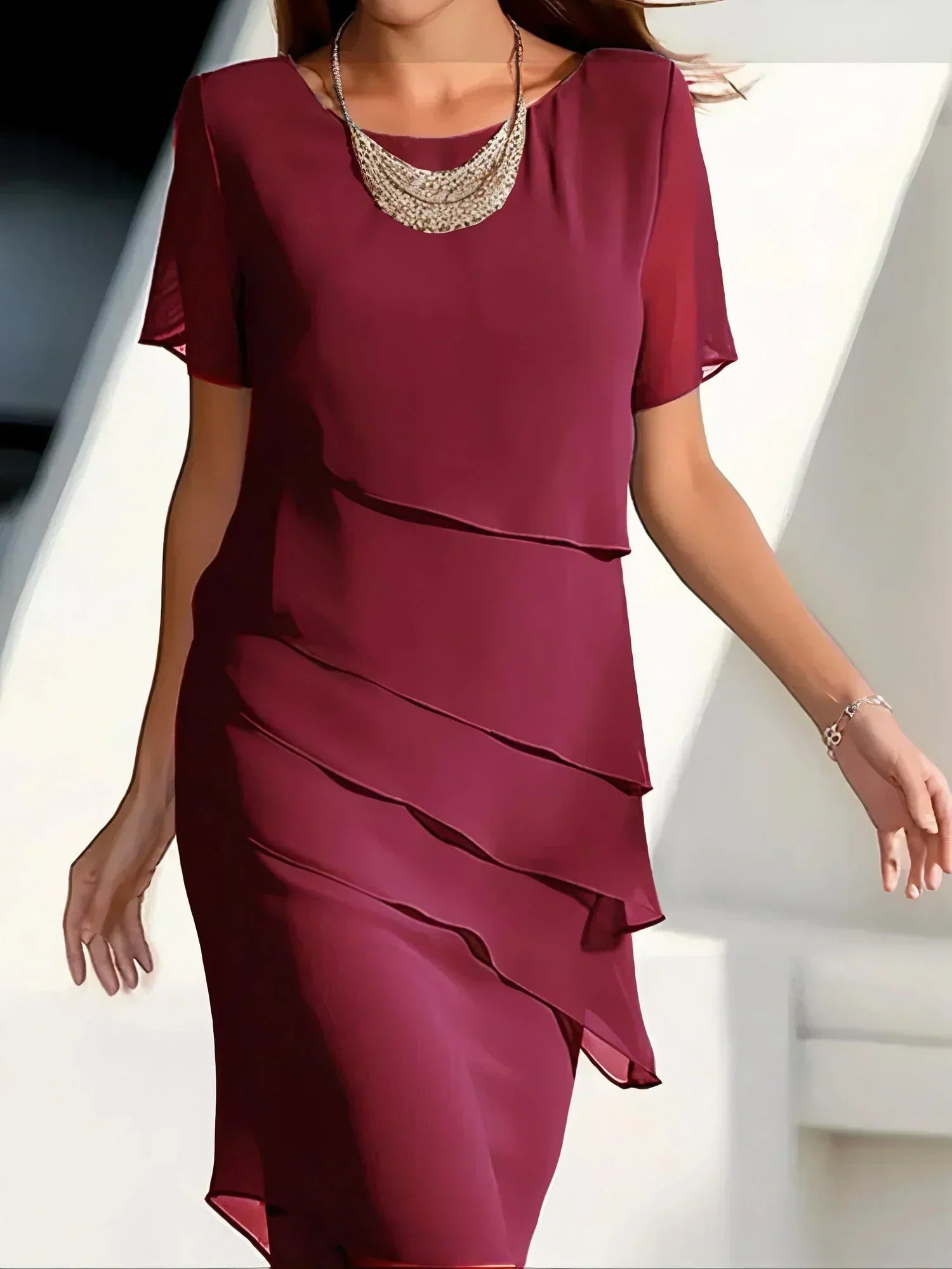 Stilla | En elegant kjole med korte ærmer for et raffineret look Hot på udsalg